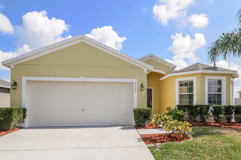 3226 Queen Alexandria Dr in Kissimmee, FL - Building Photo