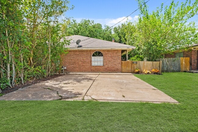 2116 N Austin Ave in Pearland, TX - Building Photo - Building Photo
