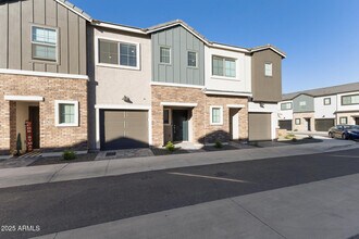 2820 W White Feather Ln in Phoenix, AZ - Building Photo - Building Photo