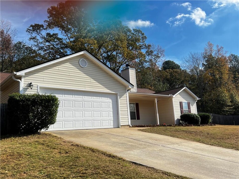 2001 Kirkland Cir in Statham, GA - Building Photo