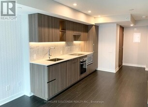 17 Bathurst St in Toronto, ON - Building Photo - Building Photo