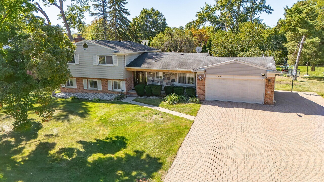 2616 Douglas Dr in Bloomfield Hills, MI - Building Photo