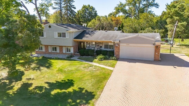 2616 Douglas Dr