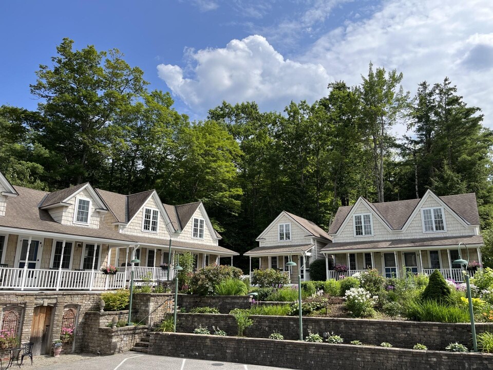 4 Lake Ave in Sunapee, NH - Building Photo