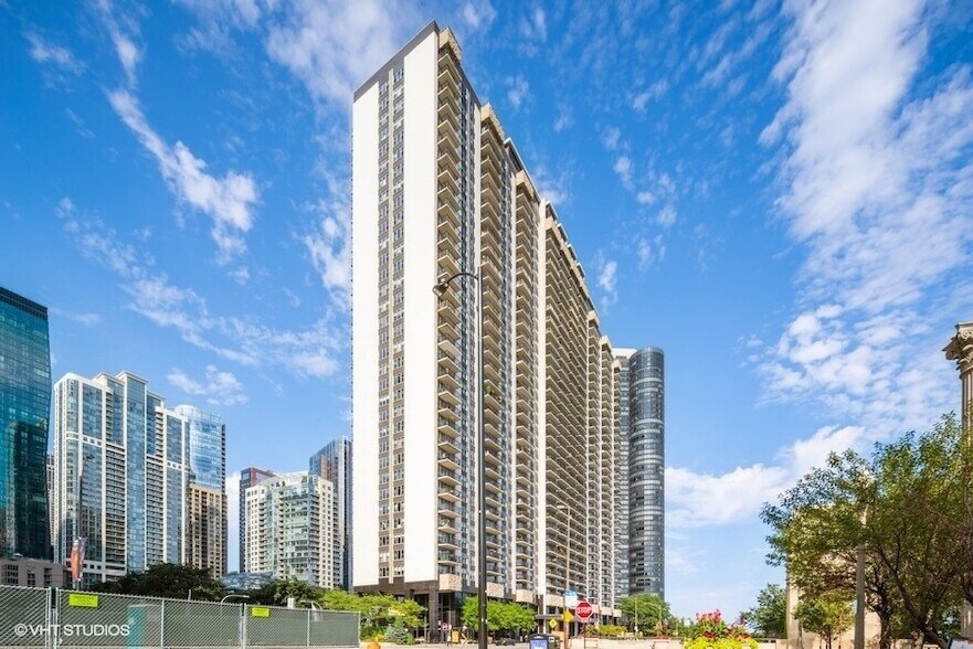400 E Randolph St, Unit 3527 in Chicago, IL - Building Photo