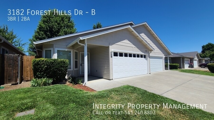 3182 Forest Hills Dr in Medford, OR - Building Photo