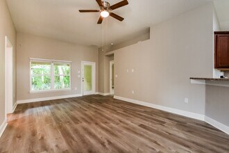 706 Chelsea Ave in Fruitland Park, FL - Foto de edificio - Building Photo