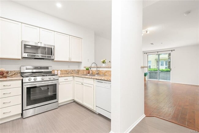 6400 Crescent Park E, Unit 121 in Los Angeles, CA - Building Photo - Building Photo