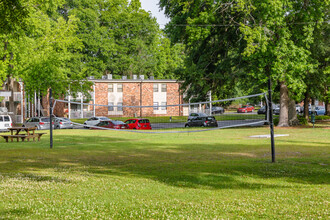 Donaree Village in North Charleston, SC - Foto de edificio - Building Photo