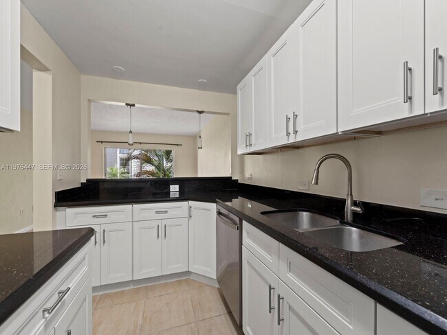 6900 N Kendall Dr in Pinecrest, FL - Building Photo - Building Photo