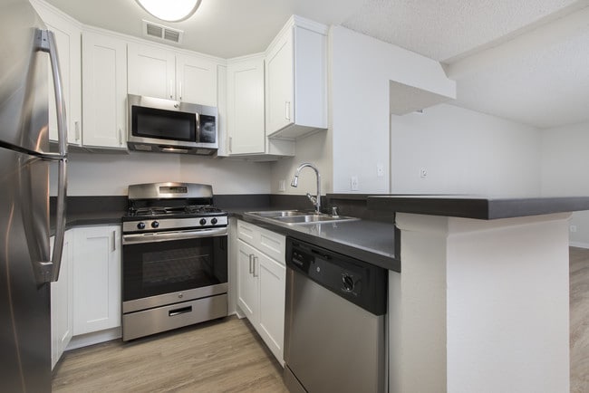 Walnut Ridge Management in West Covina, CA - Building Photo - Building Photo