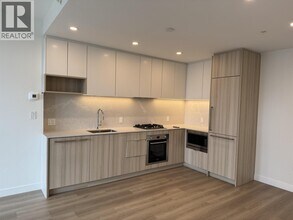 6087 Wilson Ave in Burnaby, BC - Building Photo - Building Photo