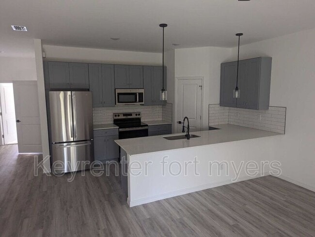 625 SE 13th Pl in Cape Coral, FL - Building Photo - Building Photo