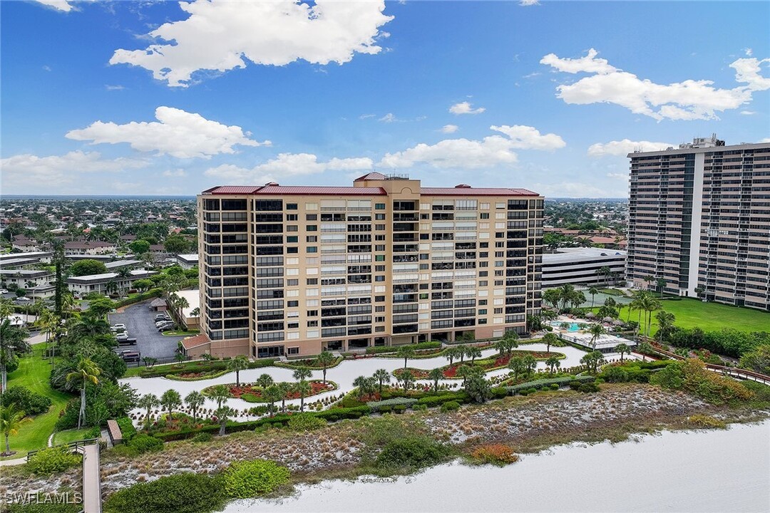 100 N Collier Blvd in Marco Island, FL - Building Photo