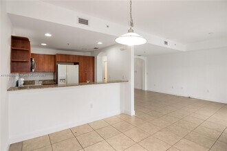 10805 NW 89th Terrace in Doral, FL - Building Photo - Building Photo