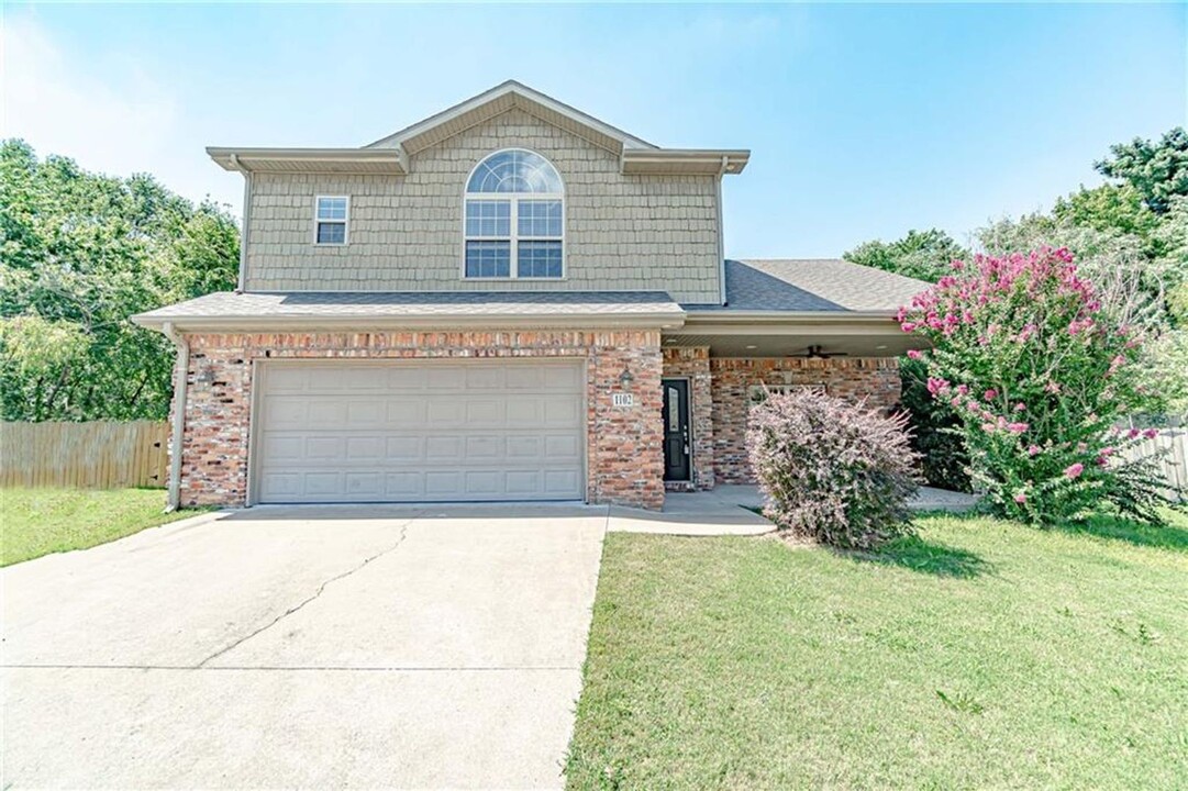 1102 SE Phoenix St in Bentonville, AR - Building Photo
