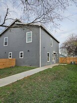 305 Anderson St, Unit B in Smithville, TX - Building Photo