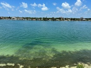 6083 Bahia Del Mar Cir in St. Petersburg, FL - Building Photo - Building Photo