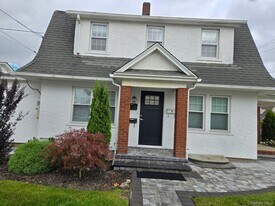125 Roslyn Rd in Mineola, NY - Building Photo