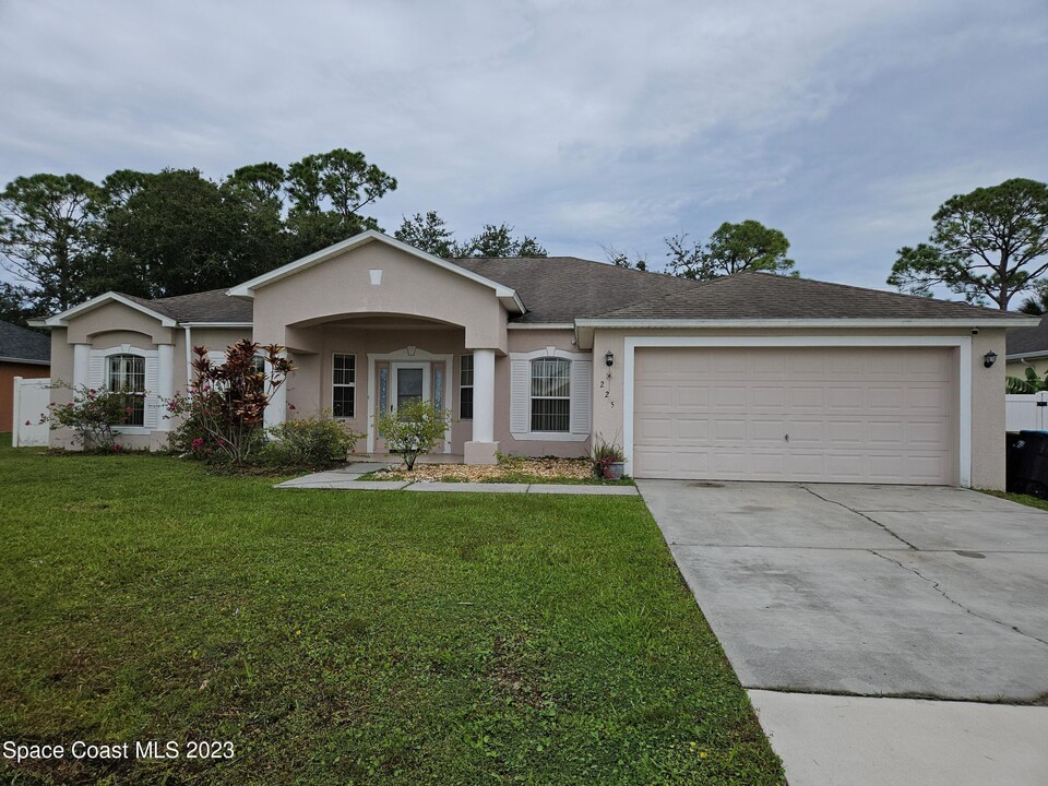 225 Alcantarra St NW in Palm Bay, FL - Building Photo