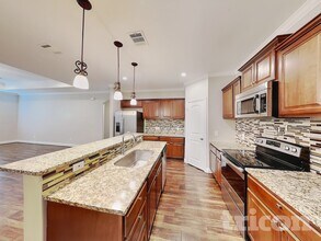 1002 Woodcrest Dr in Lancaster, TX - Foto de edificio - Building Photo