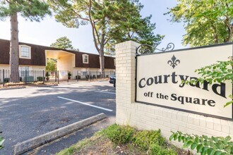 Courtyard Off the Square Apartments in Collierville, TN - Foto de edificio - Building Photo