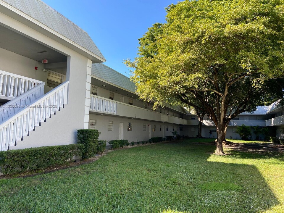 17255 SW 95th Ave in Palmetto Bay, FL - Building Photo