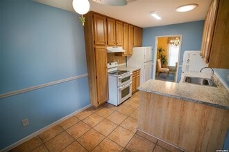 906 Gotham Ct S in Saint James, NY - Building Photo - Building Photo