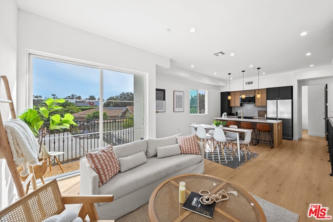 property at 2326 S Dunsmuir Ave