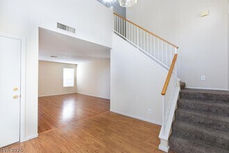 6533 Elk Creek Ln in Las Vegas, NV - Building Photo - Building Photo