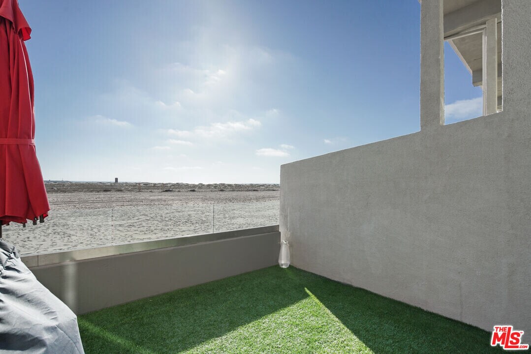 6 Voyage St in Los Angeles, CA - Foto de edificio