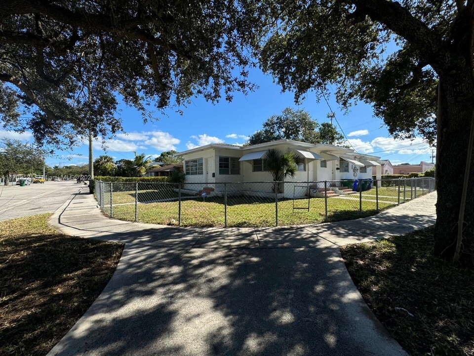 890 NW 55th St, Unit 1 in Miami, FL - Foto de edificio