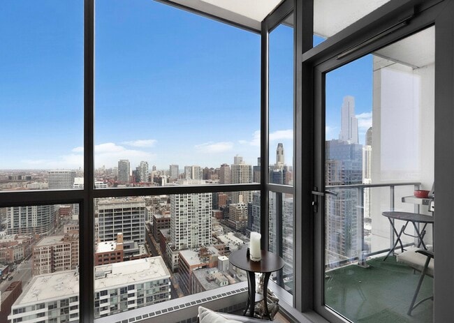 303 W Ohio St, Unit Silver Tower - 3209 in Chicago, IL - Building Photo - Building Photo