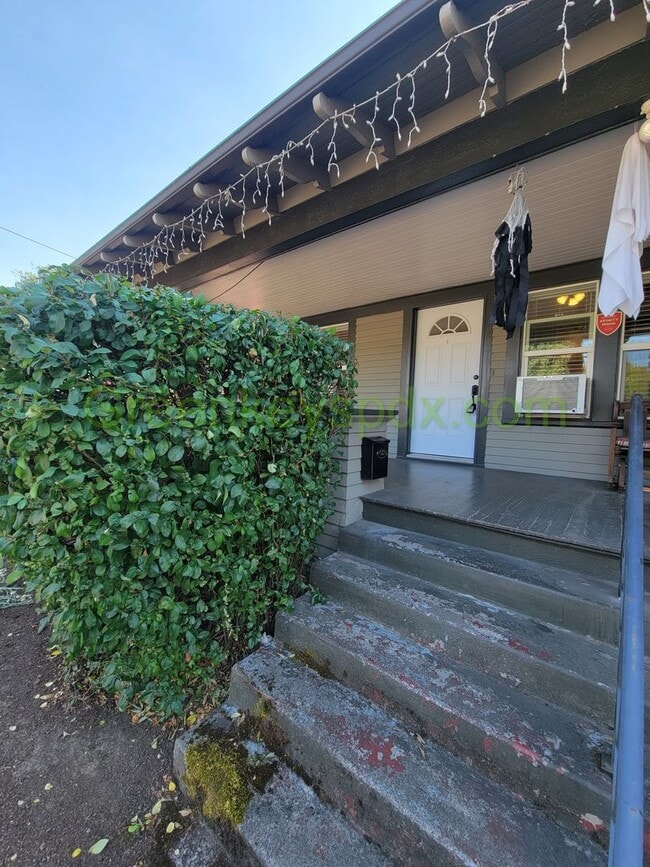 4606 NE Halsey St in Portland, OR - Building Photo - Building Photo