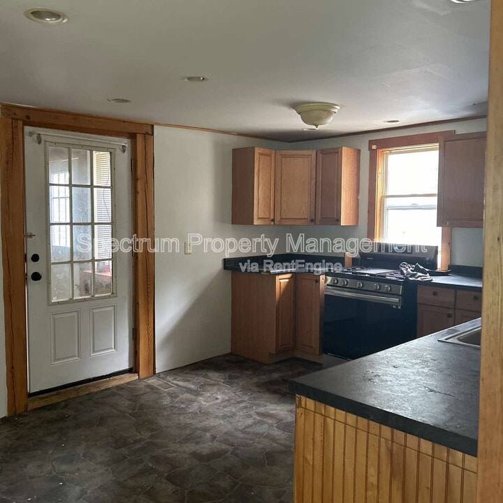 107 Thomas McClellan Rd in Farmington, ME - Building Photo