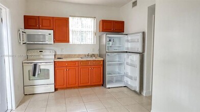 2099 NW 26th Ave in Fort Lauderdale, FL - Foto de edificio - Building Photo