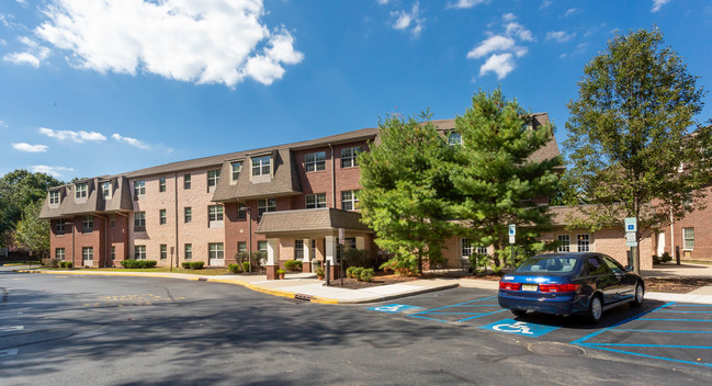 Oak Creek Village in East Brunswick, NJ - Building Photo - Building Photo