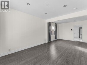 1111 Hall Ave in Windsor, ON - Foto de edificio - Building Photo