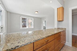 1954 Columbia Rd NW, Unit 411 in Washington, DC - Foto de edificio - Building Photo