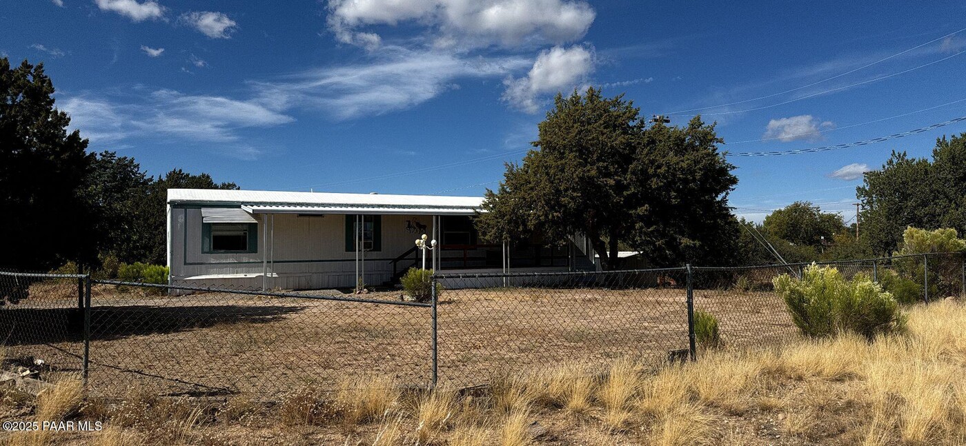 20980 E Mesa Verde Rd in Mayer, AZ - Building Photo