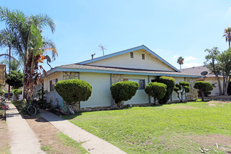 1015 N Lincoln St in Orange, CA - Building Photo - Building Photo