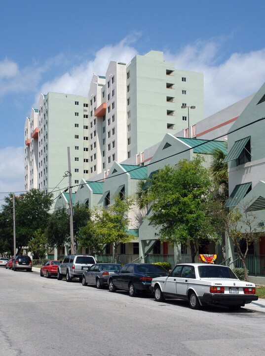 Miami River Park Apartments in Miami, FL - Building Photo