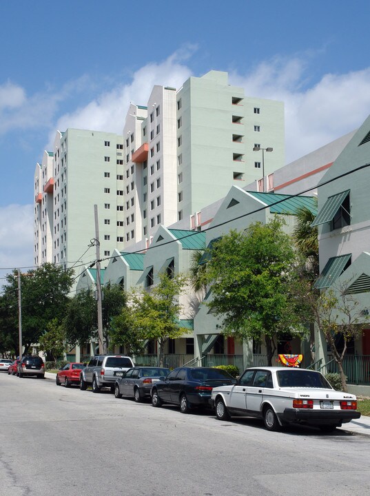 Miami River Park Apartments in Miami, FL - Foto de edificio