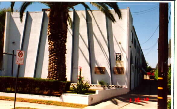 211 W Olive St in Inglewood, CA - Building Photo