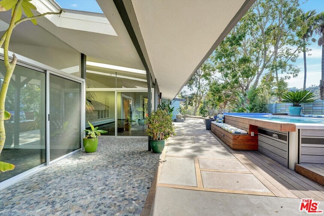 2755 Carmar Dr in Los Angeles, CA - Building Photo