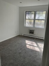 63 Pipetown Hill Rd in Nanuet, NY - Foto de edificio - Building Photo