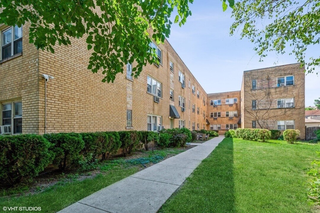 1711 W Estes Ave, Unit 2S in Chicago, IL - Foto de edificio