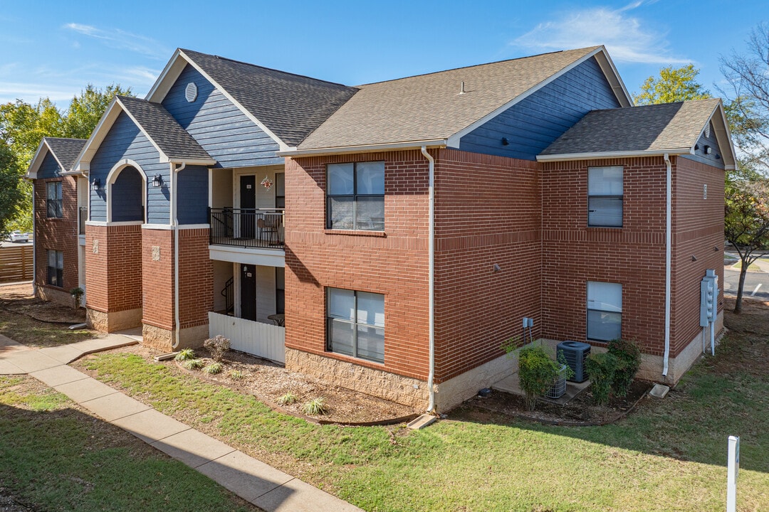Edmond at Twenty500 in Edmond, OK - Foto de edificio