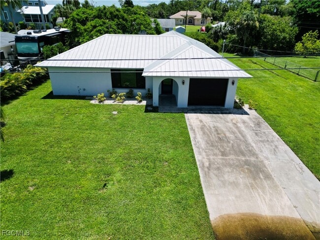 2241 Club House Rd in North Fort Myers, FL - Building Photo - Building Photo