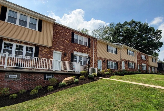 Crosskeys Townhomes in Latrobe, PA - Building Photo